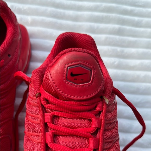 Nike Air Max Plus Red Athletic Shoes with Wavy TPU Overlays - Picture 3 of 11